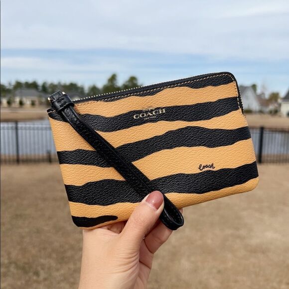 Coach Corner Zip Wristlet With Tiger Print‎